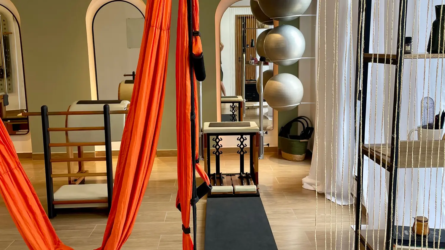 Sala do Motus Pilates com aparelhos e luz natural