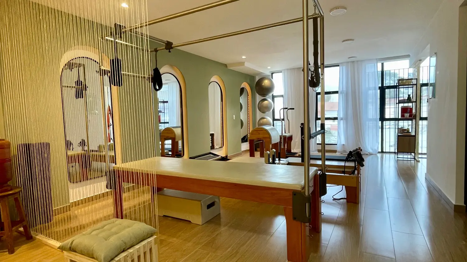 Vista ampla da sala de pilates